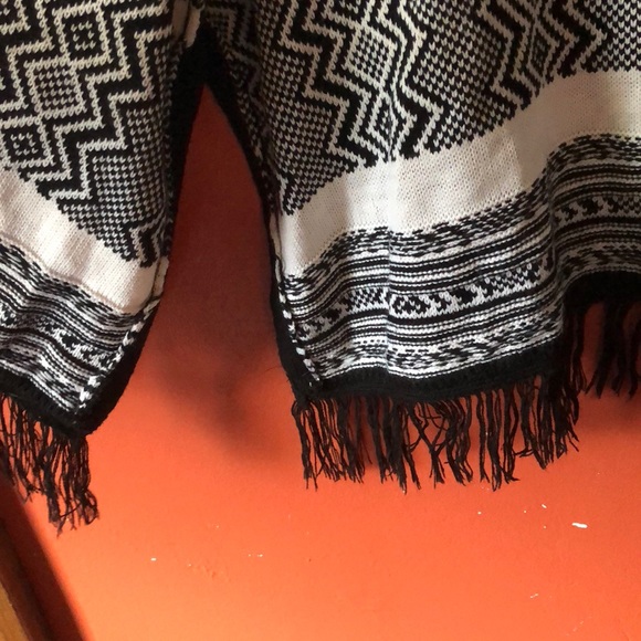 No sleeve cardigan/ shawl. - Picture 3 of 4